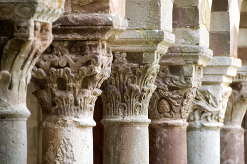 Detalle de los capiteles de la galería sur del claustro de Cardeña